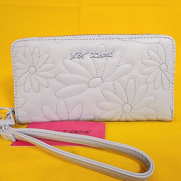 Betsey Johnson Blue Quilted Daisy Flower Spring Wallet Wristlet Zip Around NEW - Picture 12 of 12